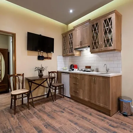 Level Suites - 103 Apartman