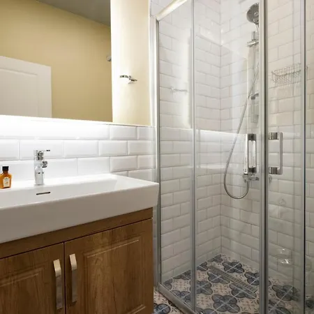 Level Suites - 103 *